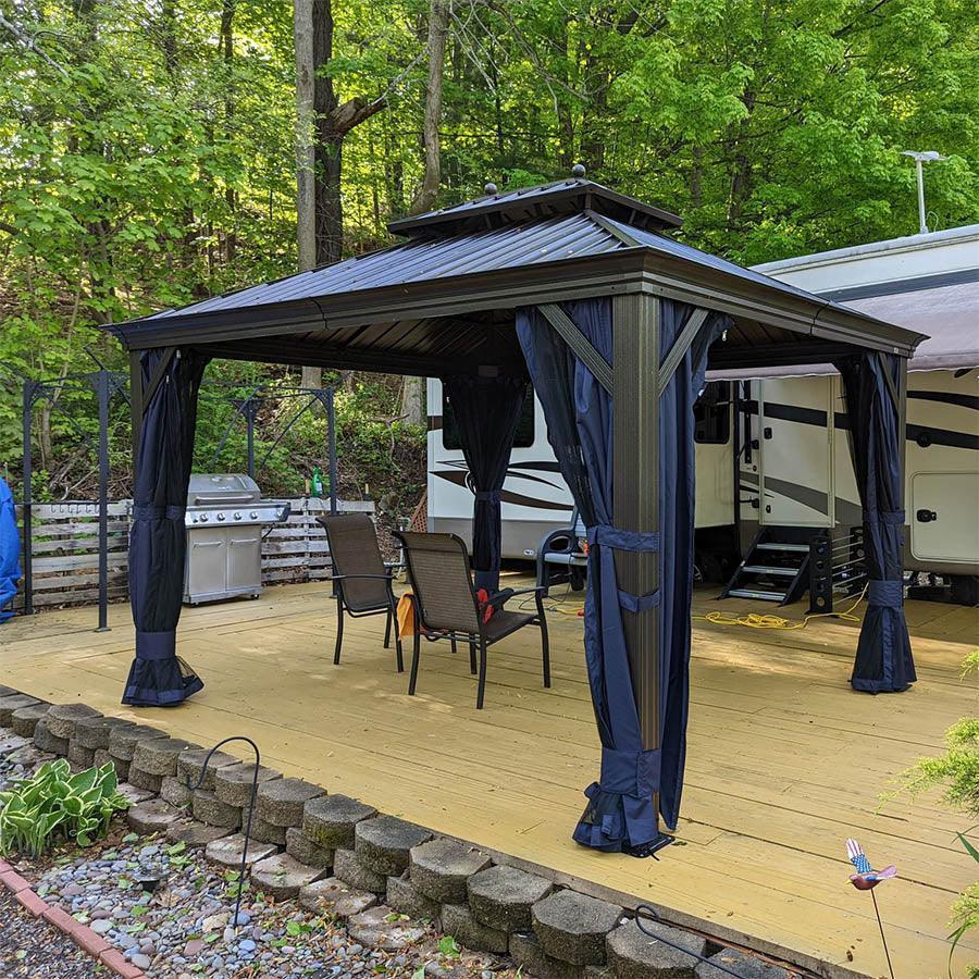 PURPLE LEAF – Pavillon extérieur à toit rigide pour terrasse, structure en aluminium bronze avec rideau bleu marine
