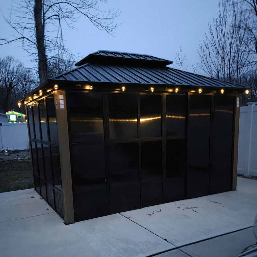 PURPLE LEAF – Pavillon-solarium à toit rigide avec colonnes effet bois, structure noire, double toit en acier galvanisé et guirlande lumineuse
