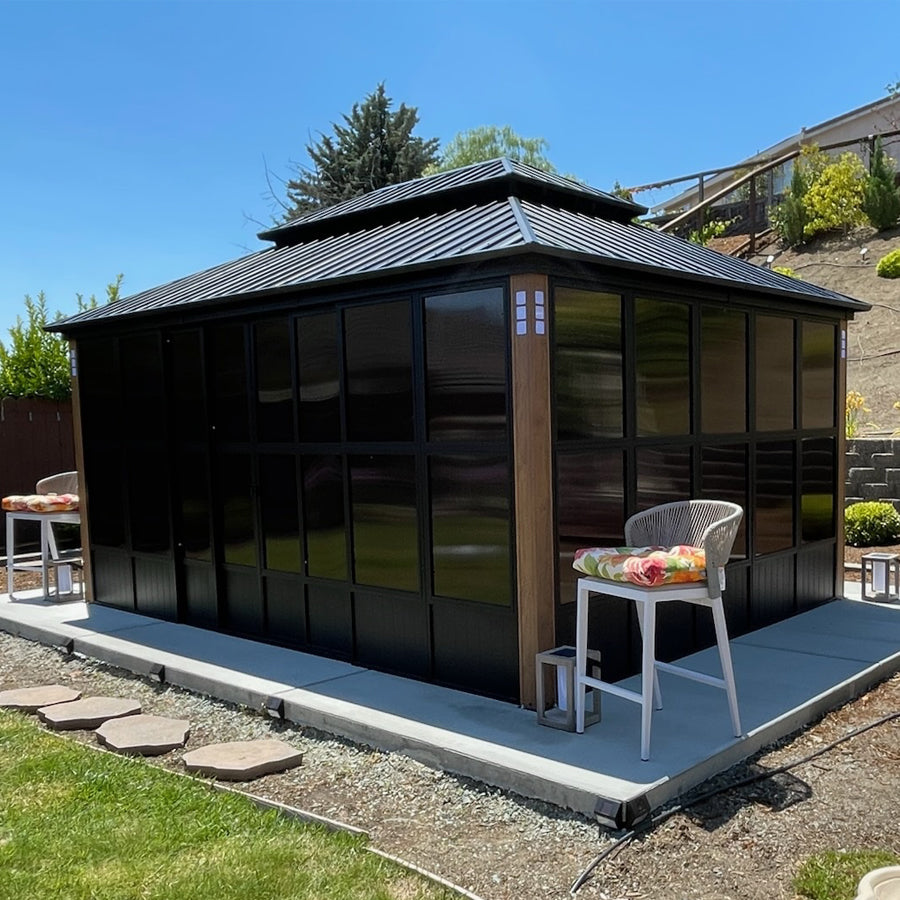 PURPLE LEAF – Pavillon-solarium à toit rigide avec colonnes effet bois, structure noire, double toit en acier galvanisé et guirlande lumineuse