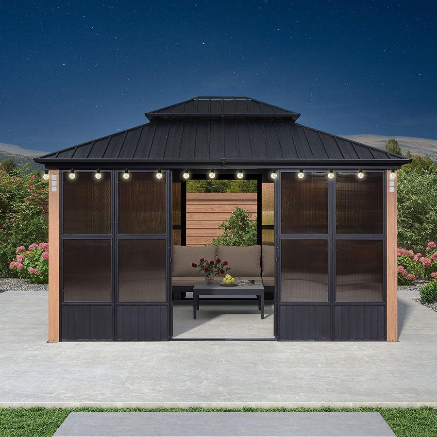 PURPLE LEAF – Pavillon-solarium à toit rigide avec colonnes effet bois, structure noire, double toit en acier galvanisé et guirlande lumineuse