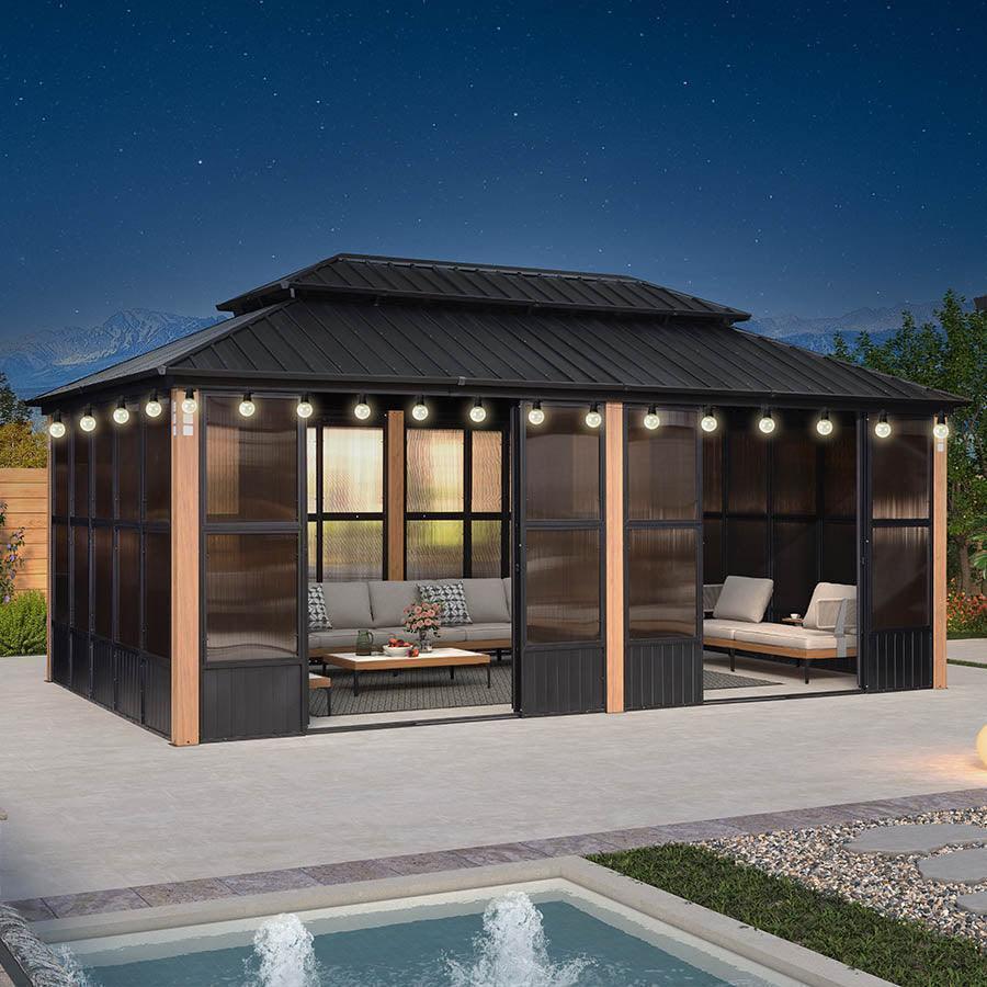 PURPLE LEAF – Pavillon-solarium à toit rigide avec colonnes effet bois, structure noire, double toit en acier galvanisé et guirlande lumineuse