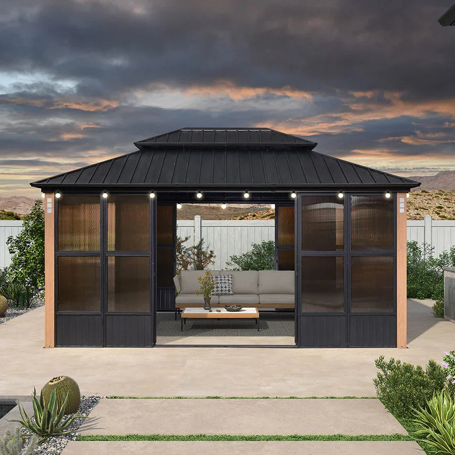 PURPLE LEAF – Pavillon-solarium à toit rigide avec colonnes effet bois, structure noire, double toit en acier galvanisé et guirlande lumineuse