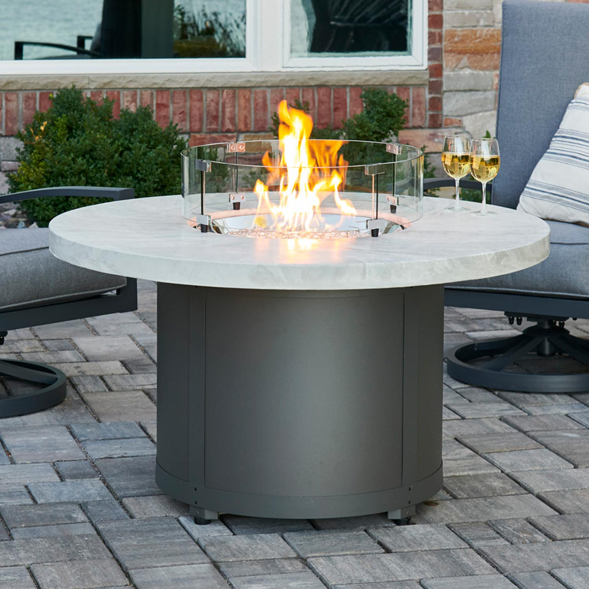 Beacon – Table brasero ronde à gaz White Onyx avec pare-feu en verre – BC-20-WO/GG-20-R