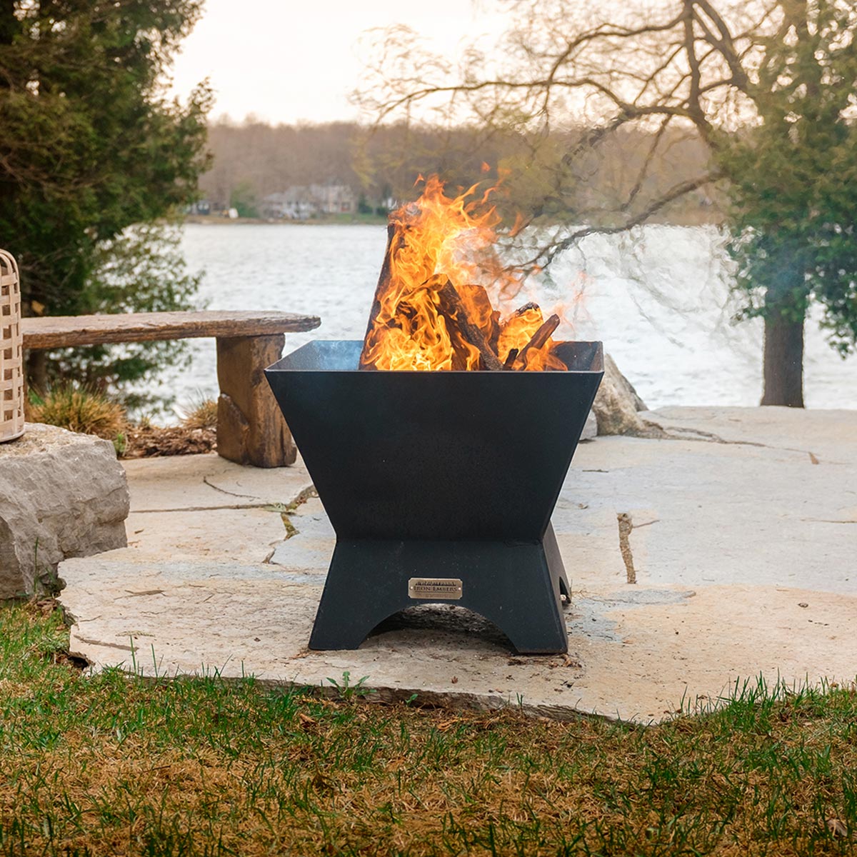 Iron Embers Modern Cube 24" – Ensemble brasero avec pare-étincelles, sans porte