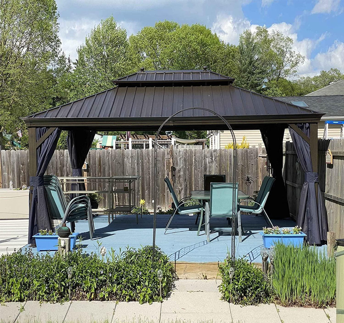 PURPLE LEAF – Pavillon extérieur à toit rigide pour terrasse, structure en aluminium bronze avec rideau bleu marine