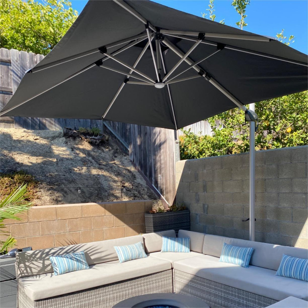 PURPLE LEAF – Parasol de terrasse rectangulaire à LED alimenté à l’énergie solaire avec éclairage