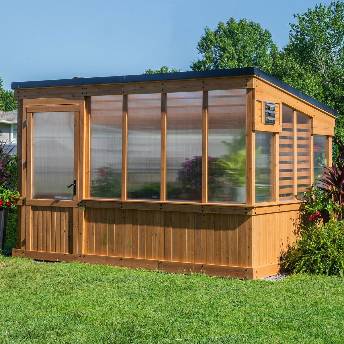 Serre de jardin dans un extérieur aménagé