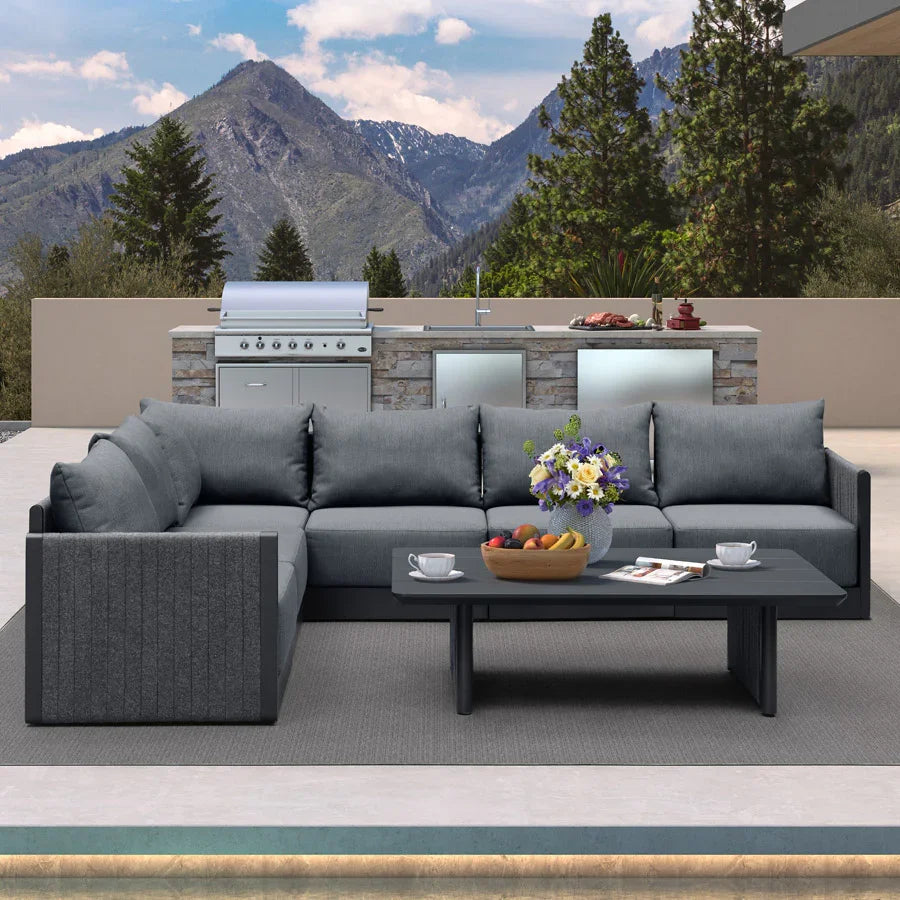 PURPLE LEAF Athena – Pergola moderne grise à lames orientables avec toit blanc et ensemble canapé modulaire Sanori pour terrasse et jardin
