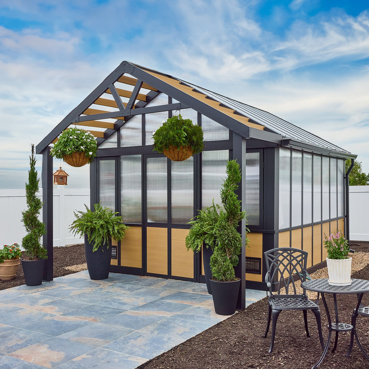 Grande serre de jardin installée en extérieur