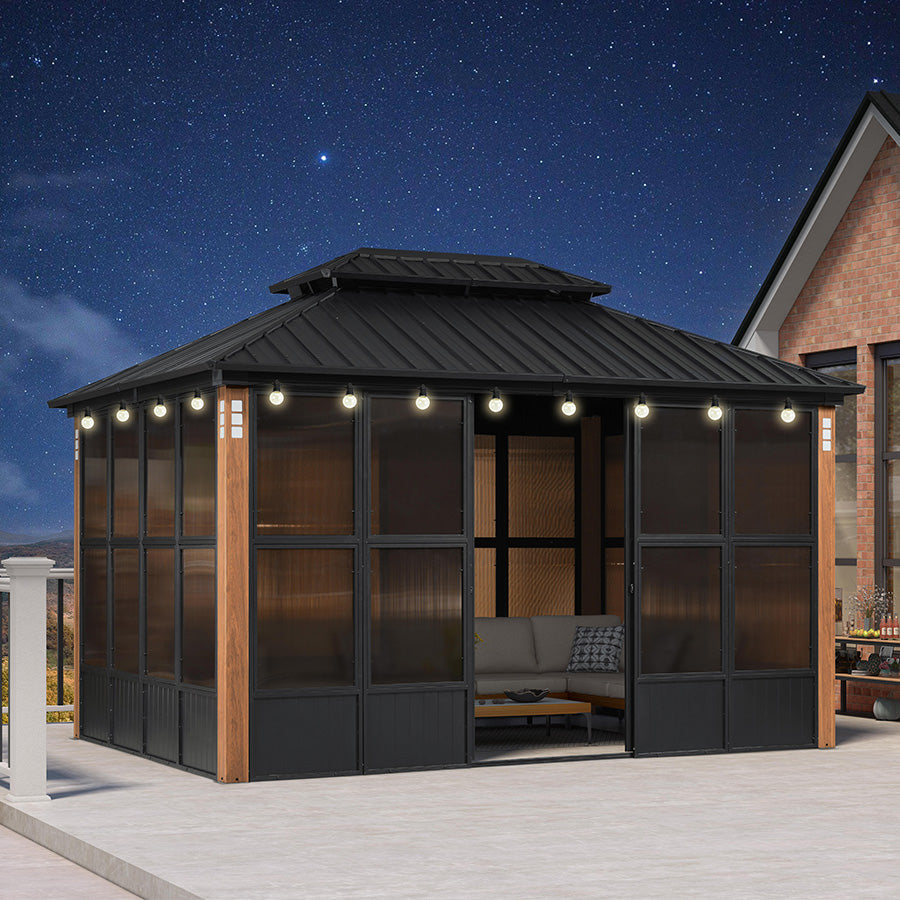 PURPLE LEAF – Pavillon-solarium à toit rigide avec colonnes effet bois, structure noire, double toit en acier galvanisé et guirlande lumineuse