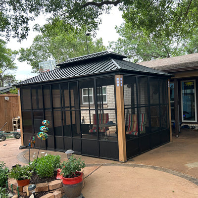 PURPLE LEAF – Pavillon-solarium à toit rigide avec colonnes effet bois, structure noire, double toit en acier galvanisé et guirlande lumineuse