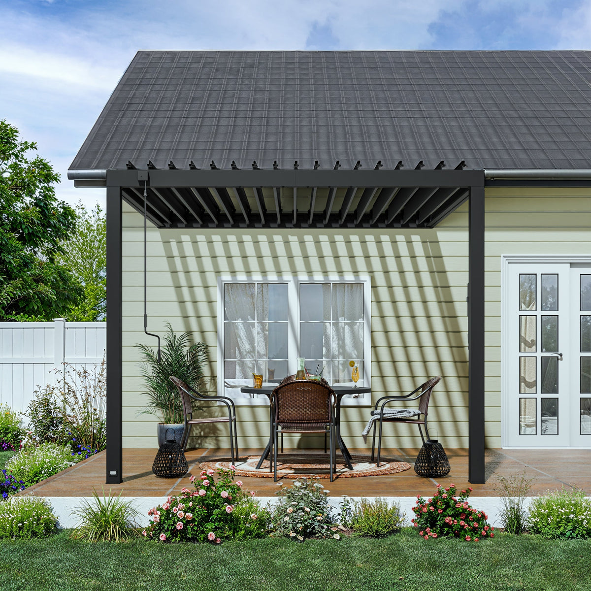 Evanston 10x10 – Pergola murale à lames orientables