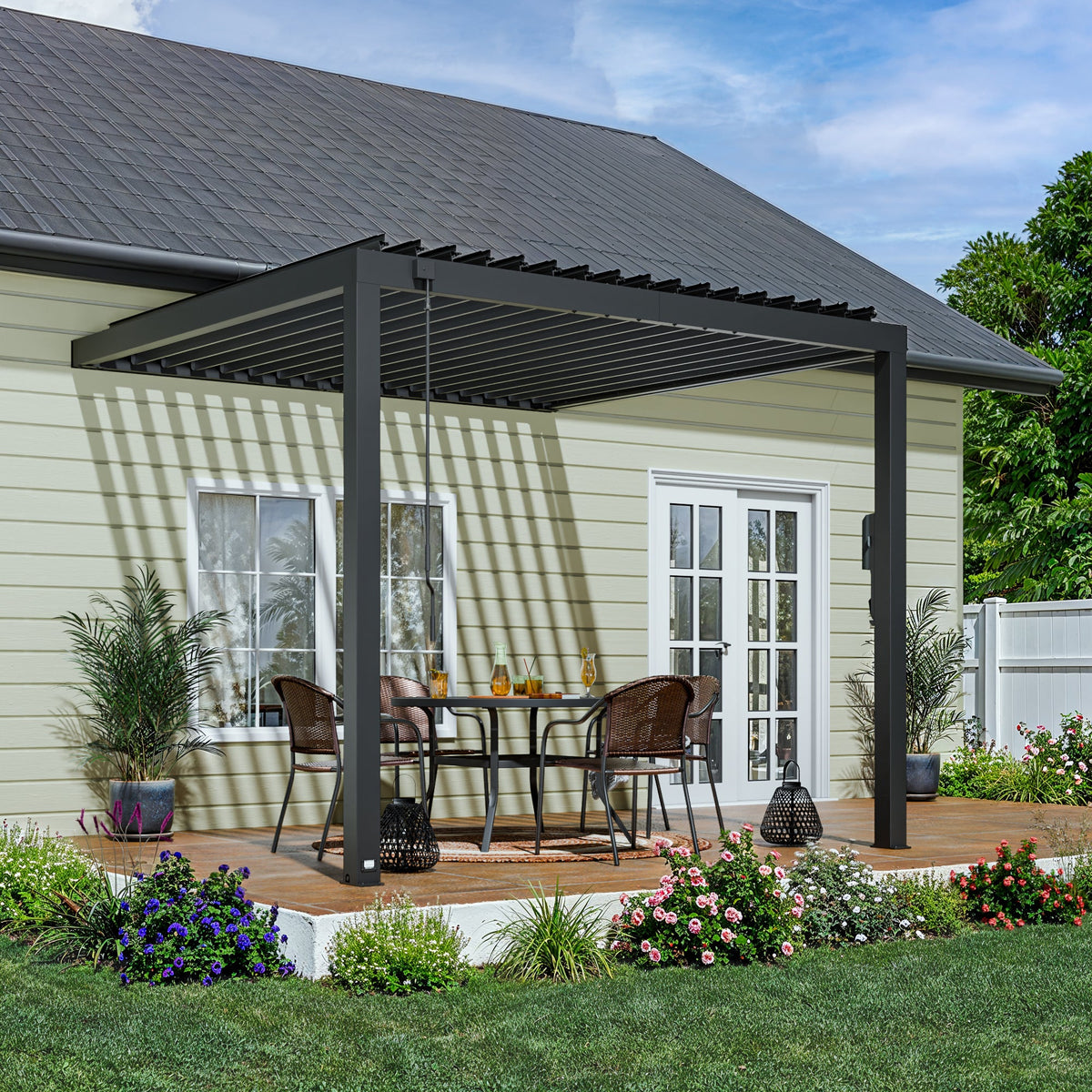 Evanston 10x10 – Pergola murale à lames orientables