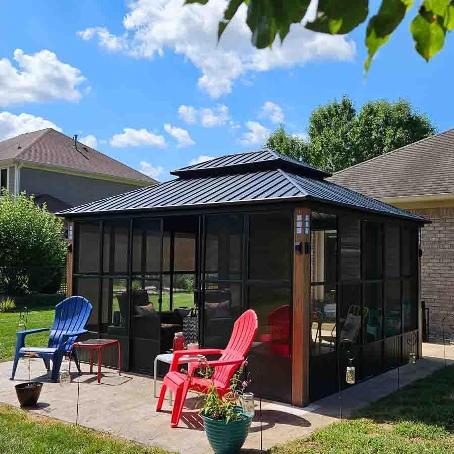 PURPLE LEAF – Pavillon-solarium à toit rigide avec colonnes effet bois, structure noire et double toit en acier galvanisé, toutes saisons