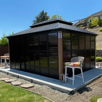 PURPLE LEAF – Pavillon-solarium à toit rigide avec colonnes effet bois, structure noire, double toit en acier galvanisé et guirlande lumineuse