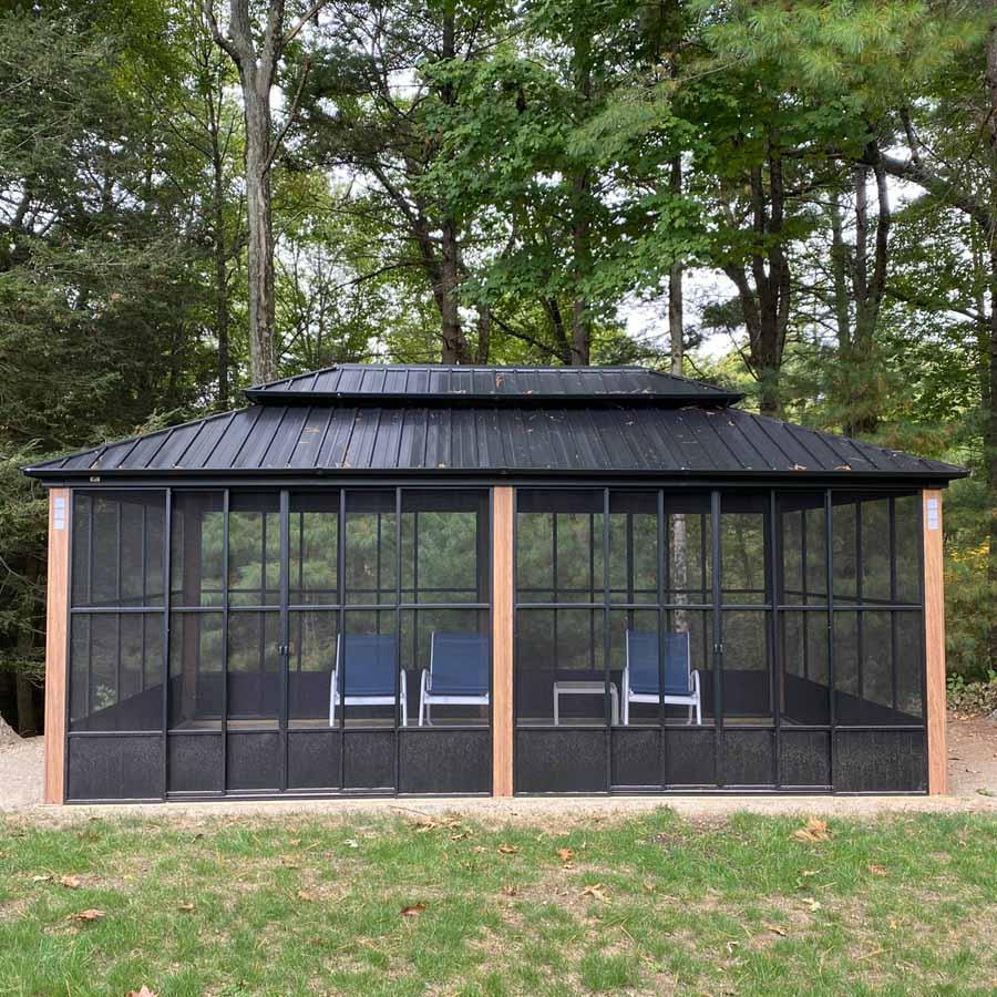 PURPLE LEAF – Pavillon-solarium à toit rigide avec colonnes effet bois, structure noire, double toit en acier galvanisé et guirlande lumineuse