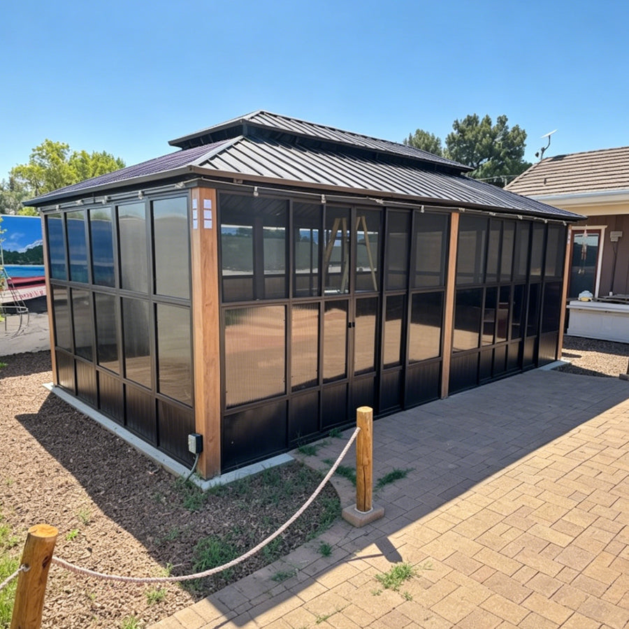PURPLE LEAF – Pavillon-solarium à toit rigide avec structure bronze, colonnes effet bois et double toit en acier galvanisé toutes saisons