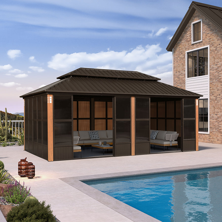 PURPLE LEAF – Pavillon-solarium à toit rigide avec structure bronze, colonnes effet bois et double toit en acier galvanisé toutes saisons