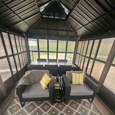 PURPLE LEAF – Pavillon-solarium à toit rigide avec colonnes effet bois, structure noire, double toit en acier galvanisé et guirlande lumineuse