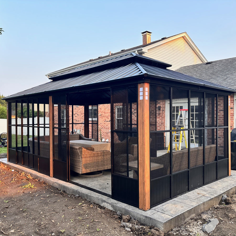 PURPLE LEAF – Pavillon-solarium à toit rigide avec colonnes effet bois, structure noire, double toit en acier galvanisé et guirlande lumineuse