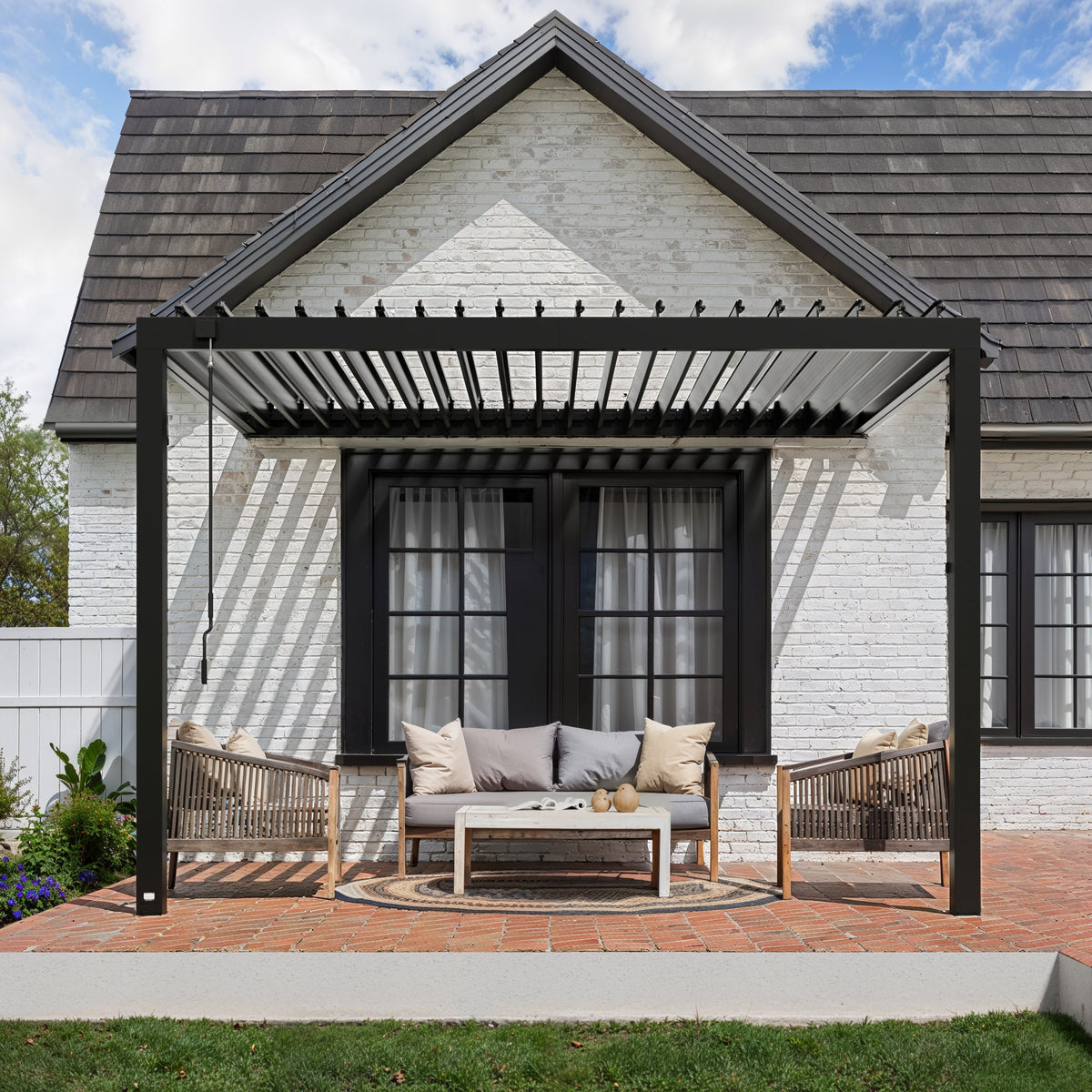 Evanston 12x10 – Pergola murale à lames orientables