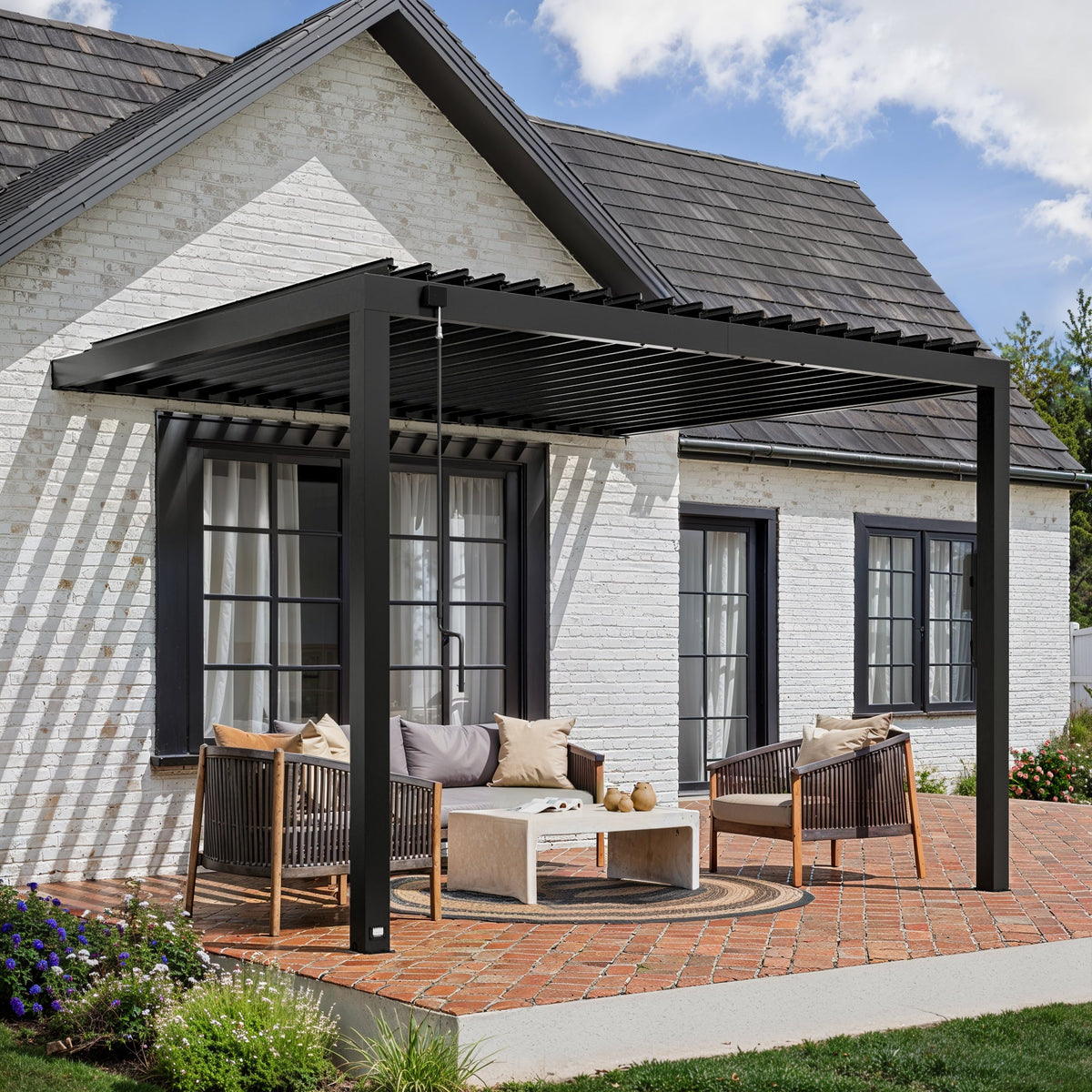 Evanston 12x10 – Pergola murale à lames orientables
