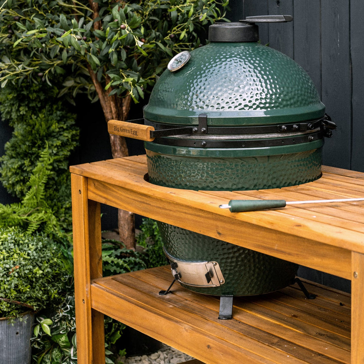 Large Big Green Egg + ensemble table en acacia