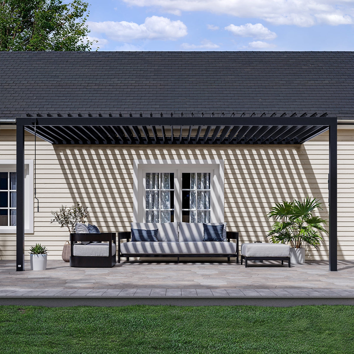 Evanston 18x10 – Pergola murale à lames orientables