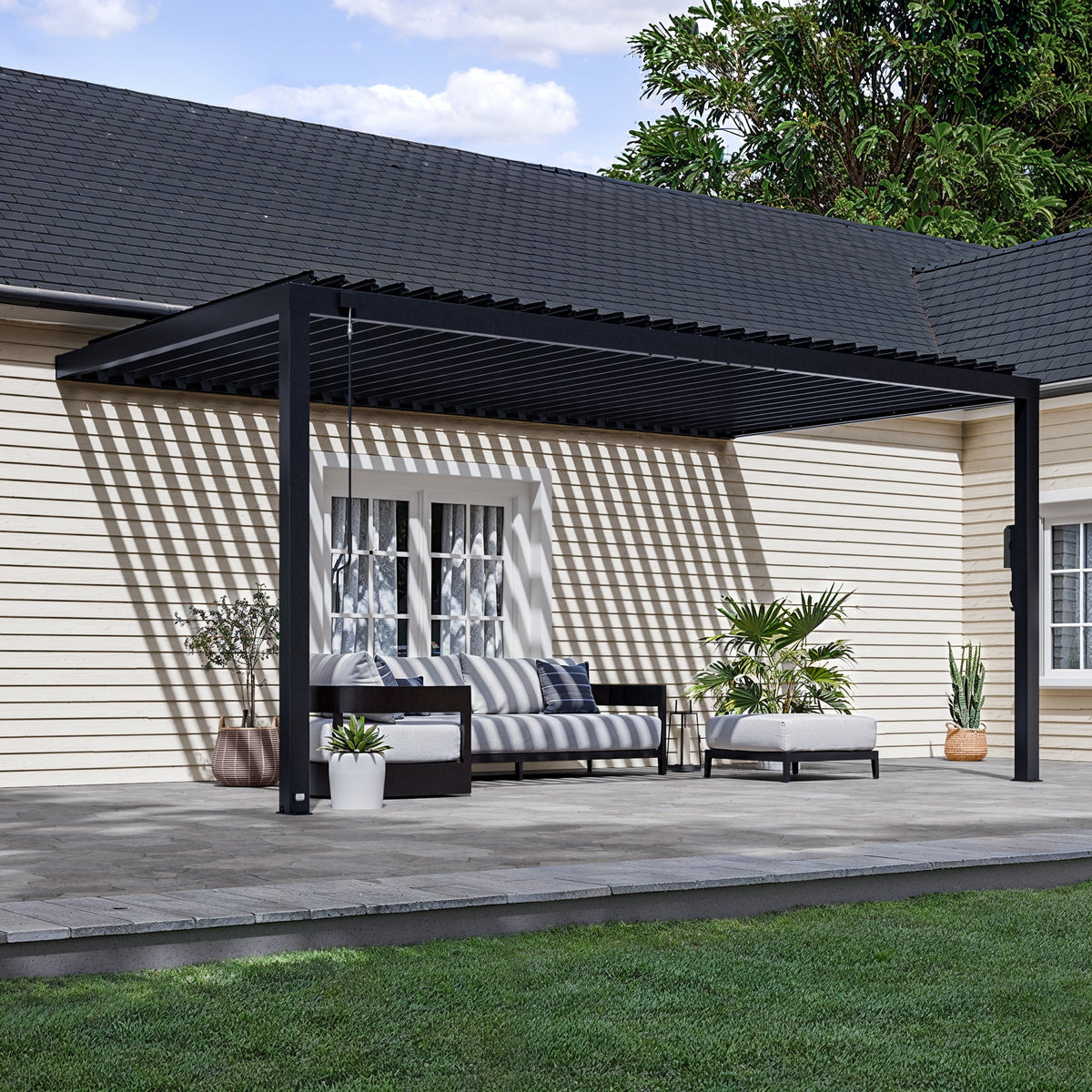 Evanston 18x10 – Pergola murale à lames orientables