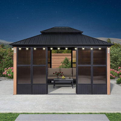 PURPLE LEAF – Pavillon-solarium à toit rigide avec colonnes effet bois, structure noire, double toit en acier galvanisé et guirlande lumineuse
