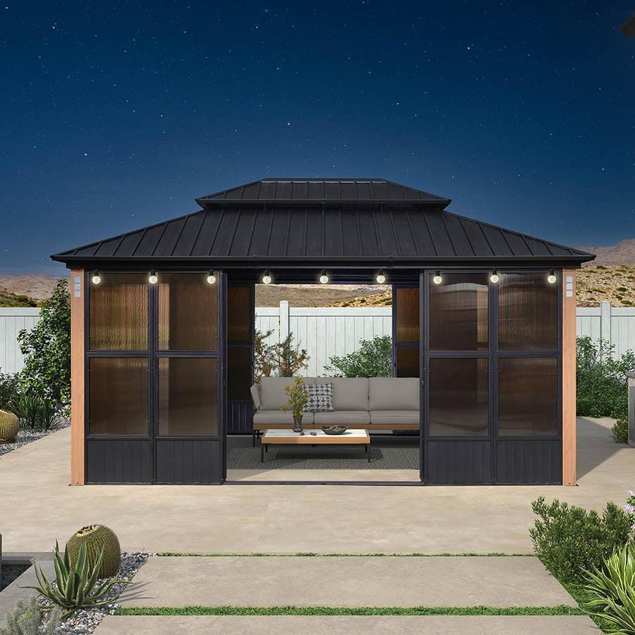 PURPLE LEAF – Pavillon-solarium à toit rigide avec colonnes effet bois, structure noire, double toit en acier galvanisé et guirlande lumineuse