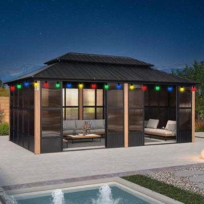 PURPLE LEAF – Pavillon-solarium à toit rigide avec colonnes effet bois, structure noire, double toit en acier galvanisé et guirlande lumineuse