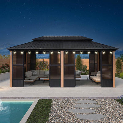 PURPLE LEAF – Pavillon-solarium à toit rigide avec colonnes effet bois, structure noire, double toit en acier galvanisé et guirlande lumineuse