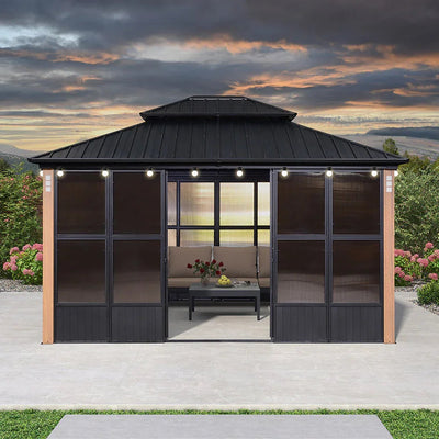 PURPLE LEAF – Pavillon-solarium à toit rigide avec colonnes effet bois, structure noire, double toit en acier galvanisé et guirlande lumineuse