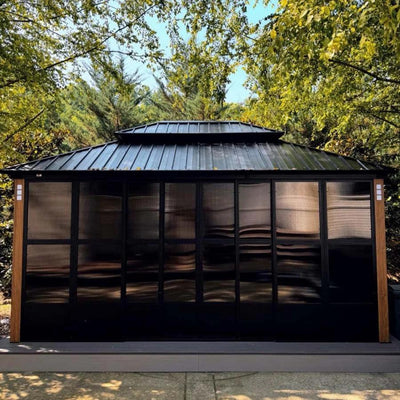 PURPLE LEAF – Pavillon-solarium à toit rigide avec colonnes effet bois, structure noire, double toit en acier galvanisé et guirlande lumineuse