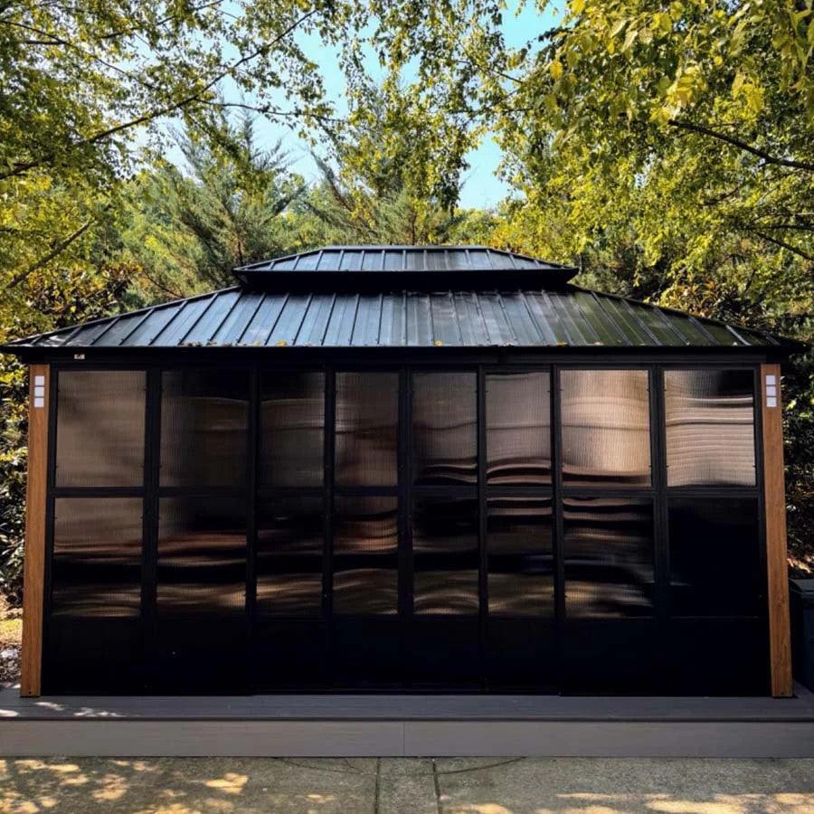 PURPLE LEAF – Pavillon-solarium à toit rigide avec colonnes effet bois, structure noire, double toit en acier galvanisé et guirlande lumineuse