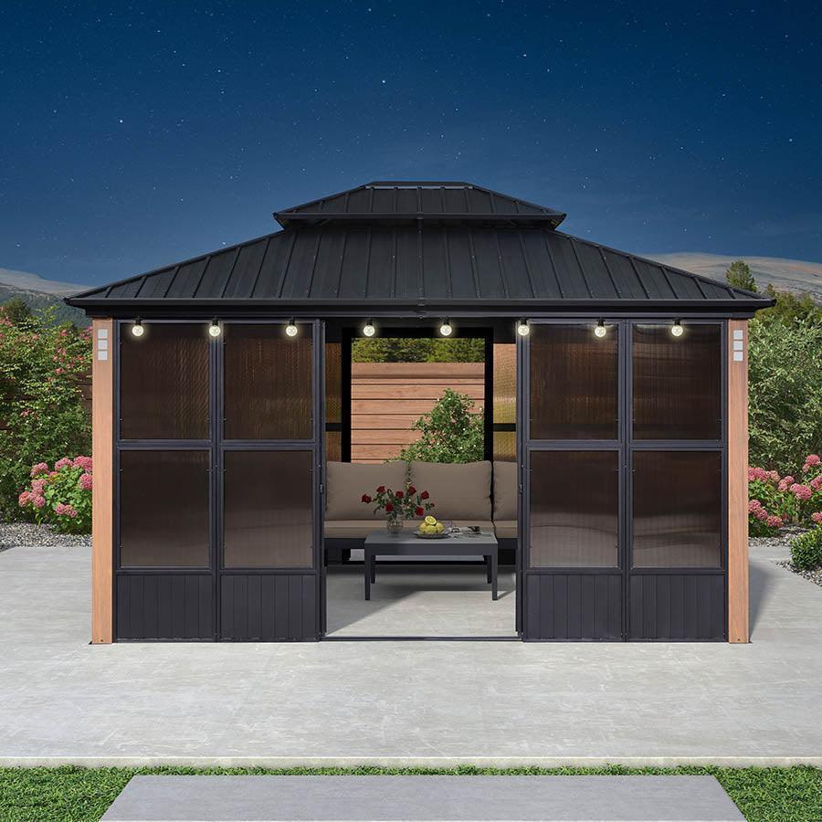 PURPLE LEAF – Pavillon-solarium à toit rigide avec colonnes effet bois, structure noire, double toit en acier galvanisé et guirlande lumineuse