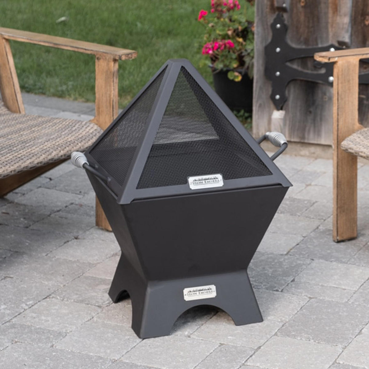 Iron Embers Modern Cube 24" – Ensemble brasero avec pare-étincelles, sans porte