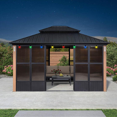PURPLE LEAF – Pavillon-solarium à toit rigide avec colonnes effet bois, structure noire, double toit en acier galvanisé et guirlande lumineuse