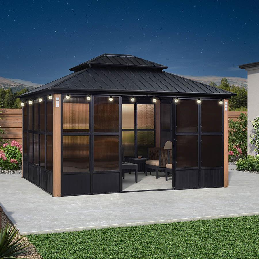 PURPLE LEAF – Pavillon-solarium à toit rigide avec colonnes effet bois, structure noire, double toit en acier galvanisé et guirlande lumineuse
