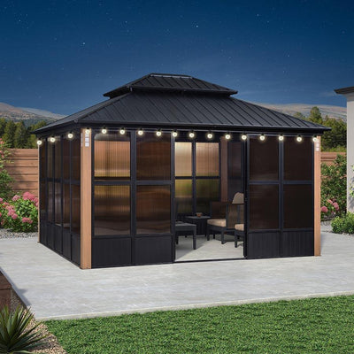 PURPLE LEAF – Pavillon-solarium à toit rigide avec colonnes effet bois, structure noire, double toit en acier galvanisé et guirlande lumineuse