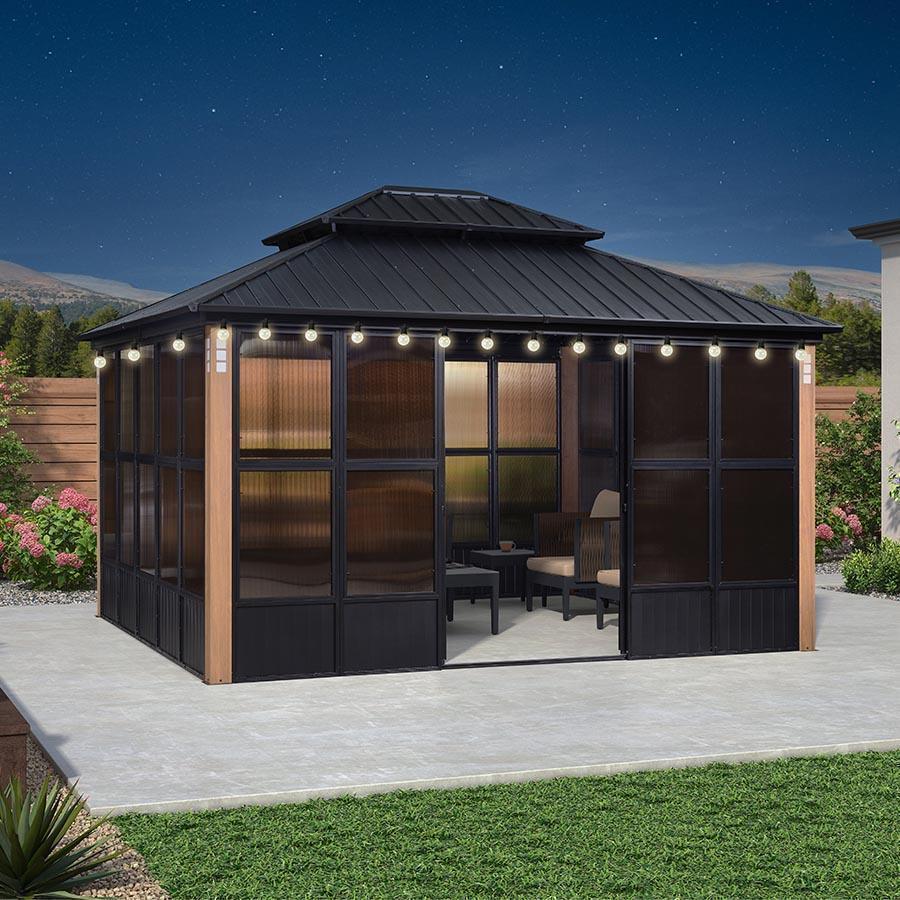 PURPLE LEAF – Pavillon-solarium à toit rigide avec colonnes effet bois, structure noire, double toit en acier galvanisé et guirlande lumineuse