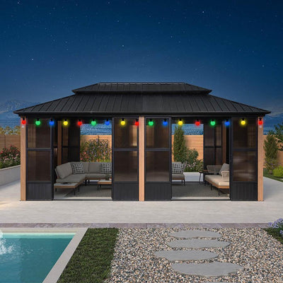 PURPLE LEAF – Pavillon-solarium à toit rigide avec colonnes effet bois, structure noire, double toit en acier galvanisé et guirlande lumineuse