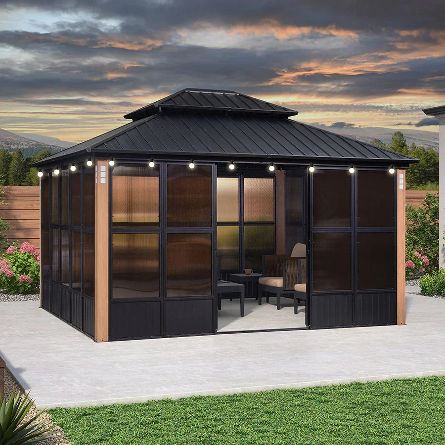 PURPLE LEAF – Pavillon-solarium à toit rigide avec colonnes effet bois, structure noire, double toit en acier galvanisé et guirlande lumineuse