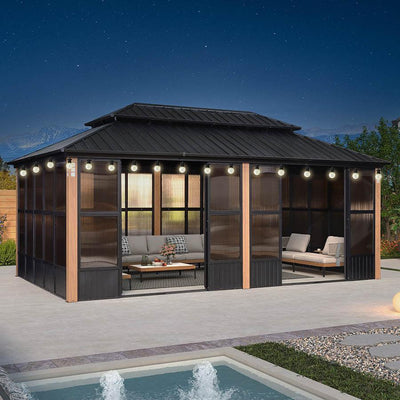 PURPLE LEAF – Pavillon-solarium à toit rigide avec colonnes effet bois, structure noire, double toit en acier galvanisé et guirlande lumineuse