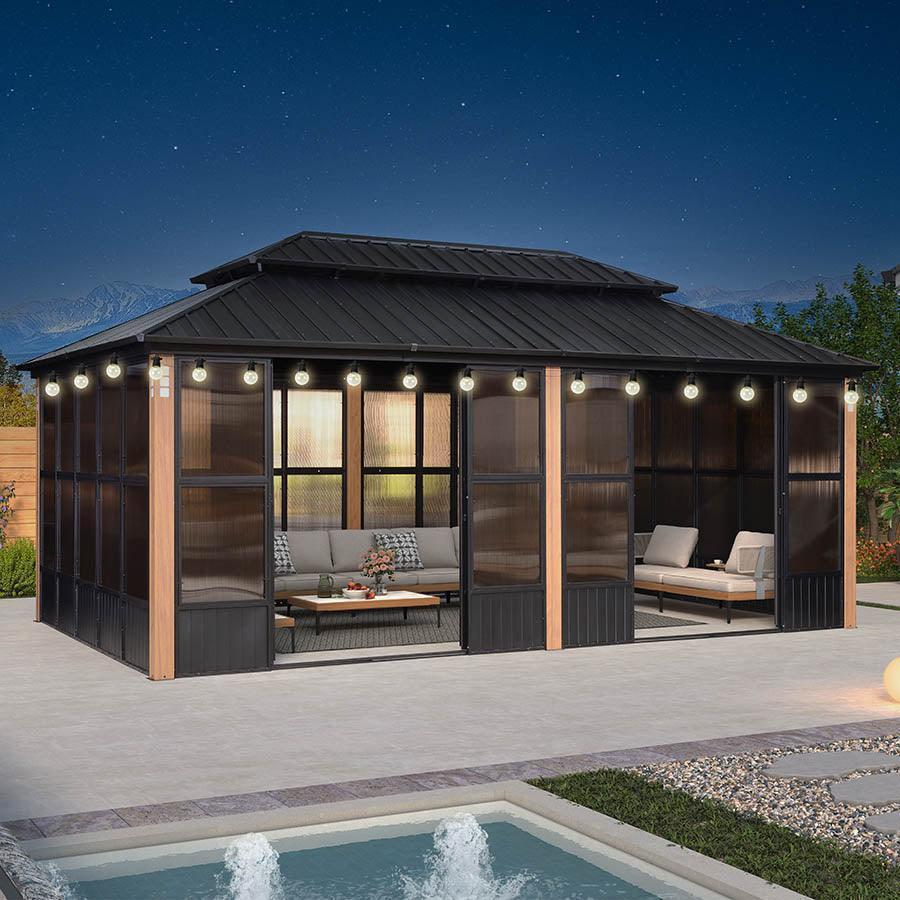 PURPLE LEAF – Pavillon-solarium à toit rigide avec colonnes effet bois, structure noire, double toit en acier galvanisé et guirlande lumineuse