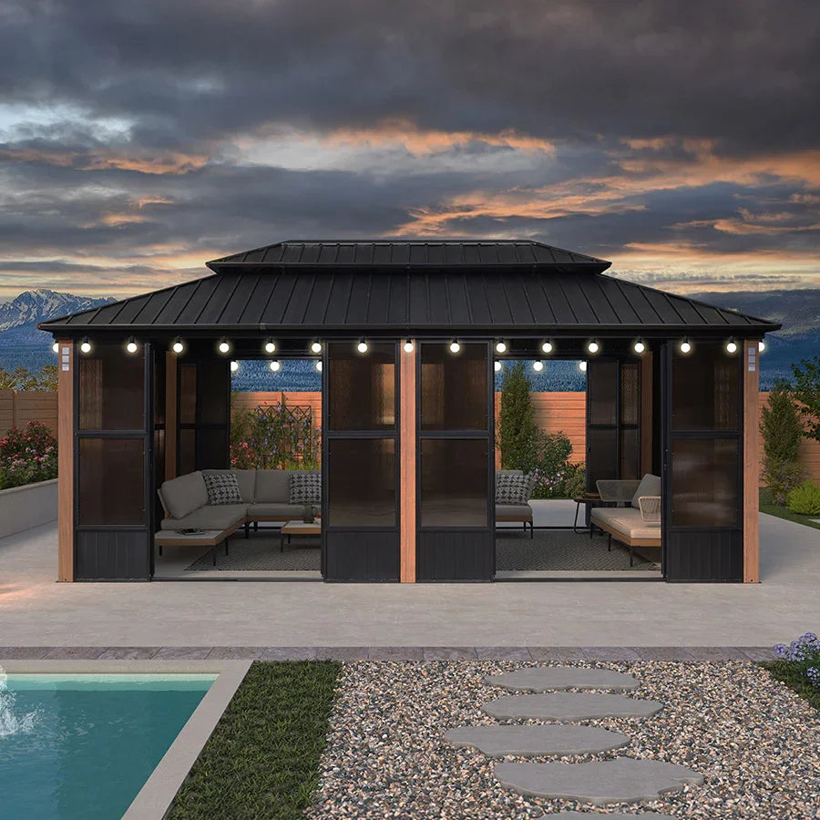PURPLE LEAF – Pavillon-solarium à toit rigide avec colonnes effet bois, structure noire, double toit en acier galvanisé et guirlande lumineuse