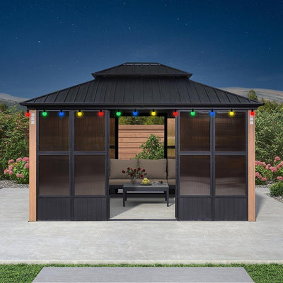 PURPLE LEAF – Pavillon-solarium à toit rigide avec colonnes effet bois, structure noire, double toit en acier galvanisé et guirlande lumineuse