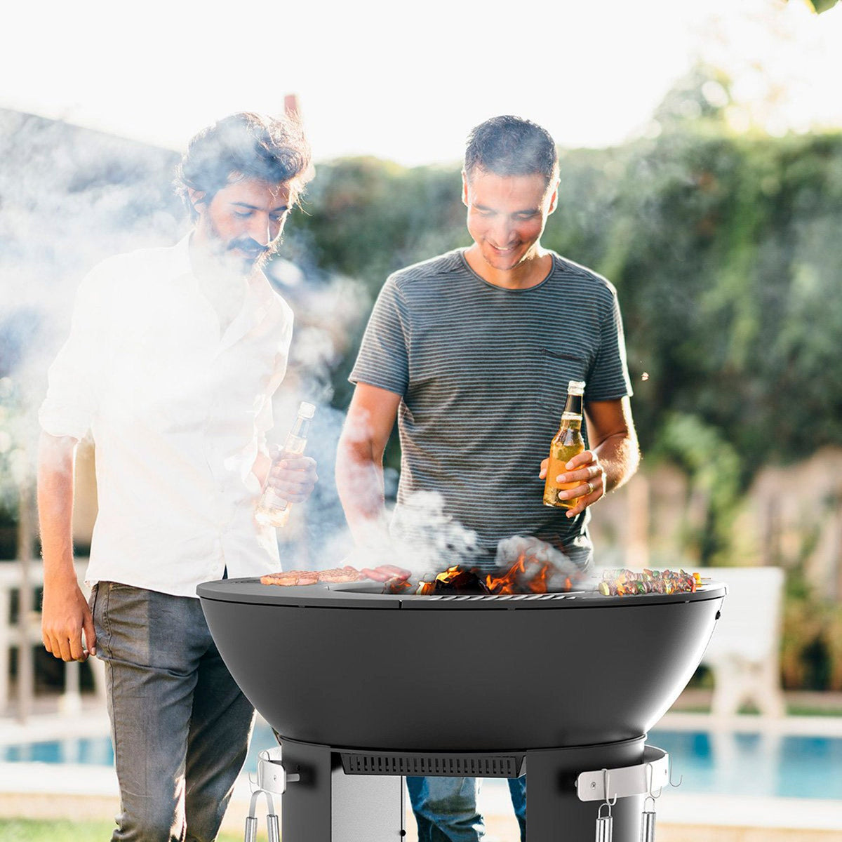Zenith 38” – Brasero en fonte avec base surélevée, grille de cuisson, plancha et surfaces en stéatite