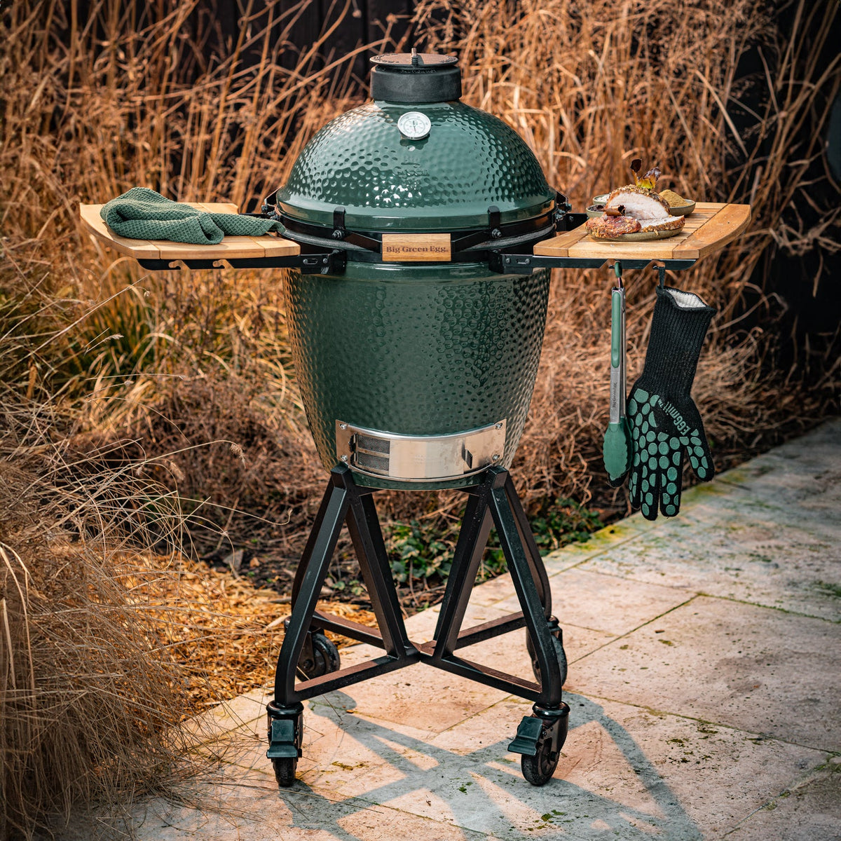 Medium Big Green Egg + ensemble intEGGrated Nest + EGG Mates